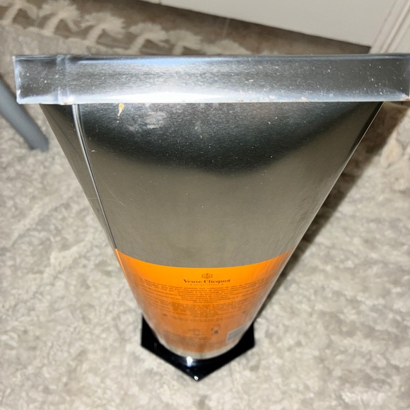 Veuve Clicquot tube of paint champagne case Made in France with Totes. - Picture 12 of 16